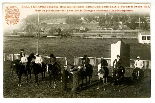 Rallye Paper de la société d’équitation St-Georges, courru à Aix-Parade le 30 nov. 1913. Mme la présidente de la société St-Georges décernant les récompensee [sic]. : [carte postale] / Henry Ely