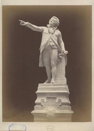Statue de Mirabeau, [dans la cour] à l’Hôtel-de-Ville d’Aix : [photographie] / Claude Gondran