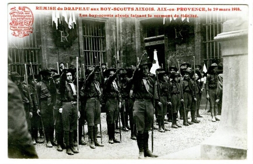 Remise du drapeau aux boy-scouts aixois. Aix-en-Provence, le 29 mars 1914. Les boy-scouts aixois faisant le serment de fidélité : [carte postale] / Henry Ely