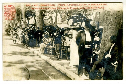 Aix-en-Provence. Fête nationale du 14 juillet 1911Revue d'honneur : Les femmes de France vendant la fleur bleue. : [carte postale] / Henry Ely