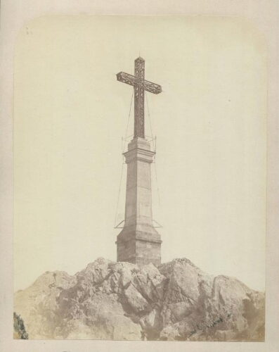 [La Croix de Provence au sommet de Sainte-Victoire] : [photographie] / Claude Gondran