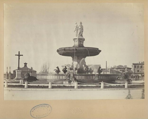 Fontaine de la Rotonde à Aix, [avec la croix de la mission] : [photographie] / Claude Gondran
