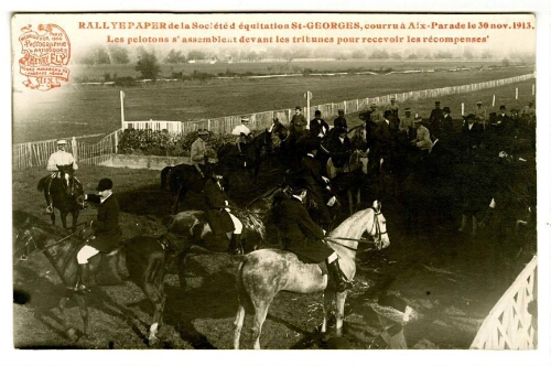 Rallye Paper de la société d’équitation St-Georges, courru à Aix-Parade le 30 nov. 1913. Les pelotons s’assemblent devant les tribunes pour recevoir les récompenses : [carte postale] / Henry Ely