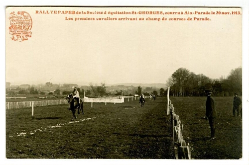 Rallye Paper de la société d’équitation St-Georges, courru à Aix-Parade le 30 nov. 1913. Les premiers cavaliers arrivant au champ de courses de Parade. : [carte postale] / Henry Ely
