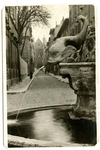 1043. Aix-en-Provence. La fontaine des Quatre-Dauphins (1666). La rue Cardinale et l’église Saint-Jean-de-Malte : [carte postale]