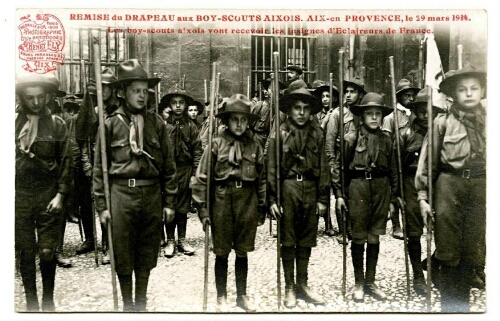 Remise du drapeau aux boy-scouts aixois. Aix-en-Provence, le 29 mars 1914. Les boy-scouts aixois vont recevoir les insignes d’Eclaireurs de France : [carte postale] / Henry Ely