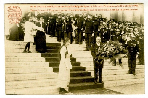 M. R. Poincaré, président de la République , à Aix-en-Provence, le 13 octobre 1913. Deux jeunes filles vont remettre au Président des présents au nom de la cité aixoise : [carte postale] / Henry Ely