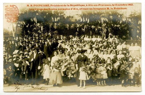 M. R. Poincaré, président de la République , à Aix-en-Provence, le 13 octobre 1913. Les élèves des Écoles normales d'Aix, offrant un bouquet à M. le Président. : [carte postale] / Henry Ely