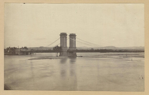 [Crue de la Durance en 1872 au pont suspendu de Pertuis] : [photographie] / Claude Gondran