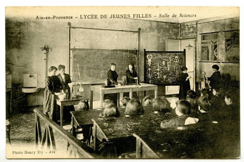 Aix-en-Provence. Lycée de jeunes filles. Salle de sciences : [carte postale] / Henry Ely