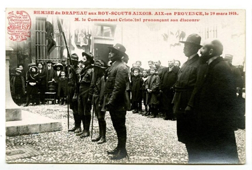 Remise du drapeau aux boy-scouts aixois. Aix-en-Provence, le 29 mars 1914. M. le Commandant Cristofini prononçant son discours : [carte postale] / Henry Ely
