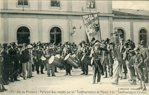 183. Aix-en-Provence. Partenco dou courtèji per lei « Tambourinaïres de Mireïo » è lei « Tambourinaïres Cacalian » : [carte postale] / Jaussaud, E.